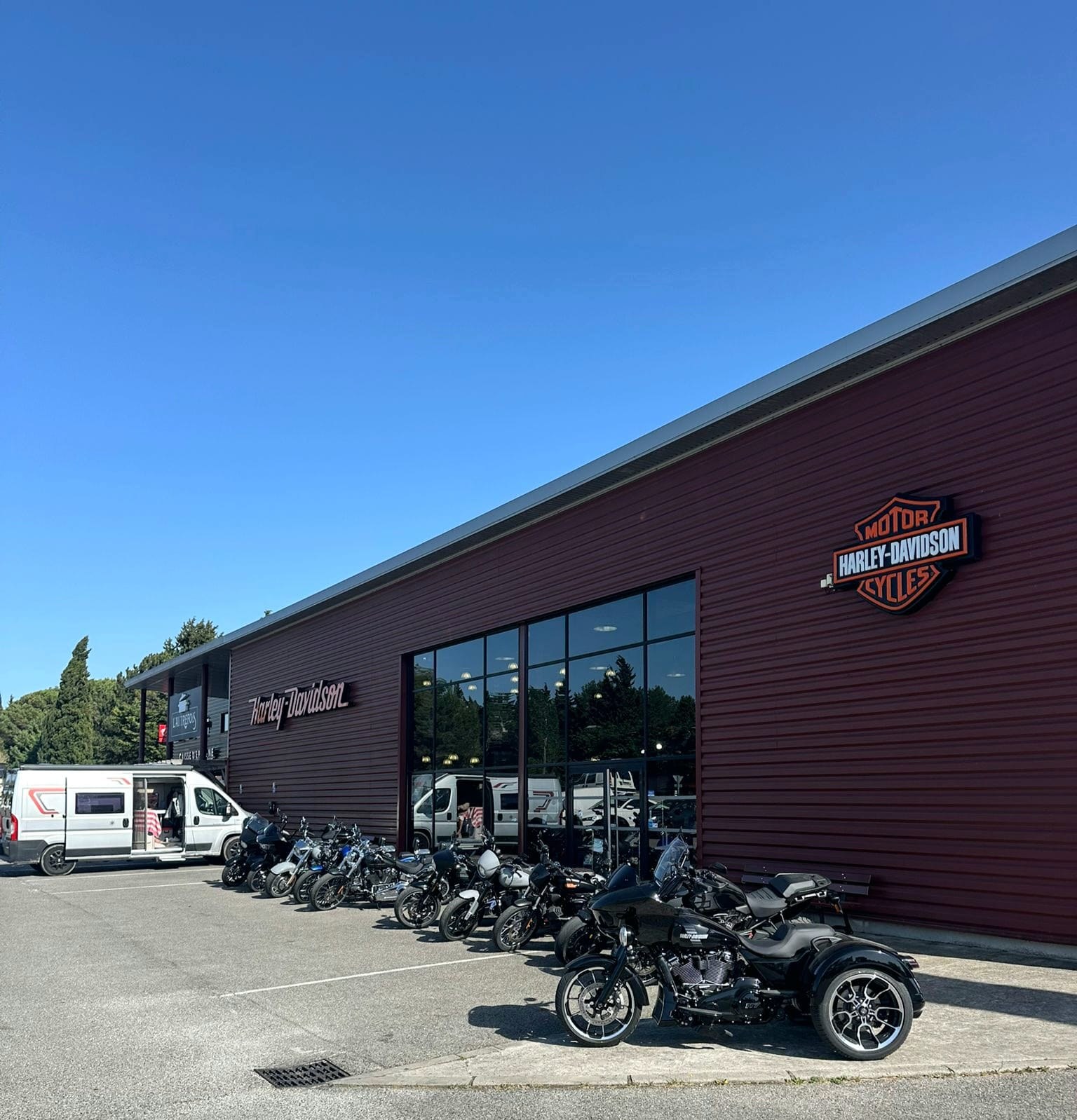 Parking Park La Noisette d'Oc (Mèze) – Harley Davidson (Salon de Provence)